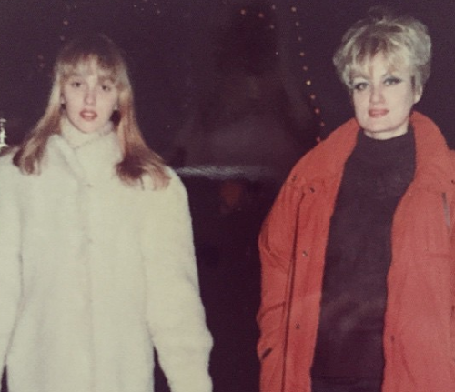 Оля Полякова растрогала детскими снимками с мамой