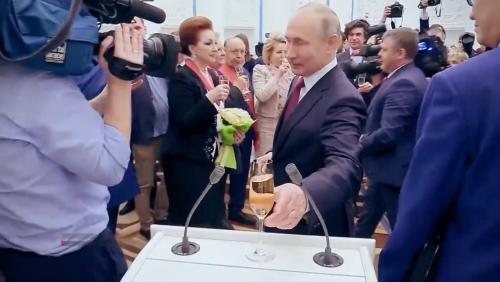 Путин оконфузился на фуршете с шампанским