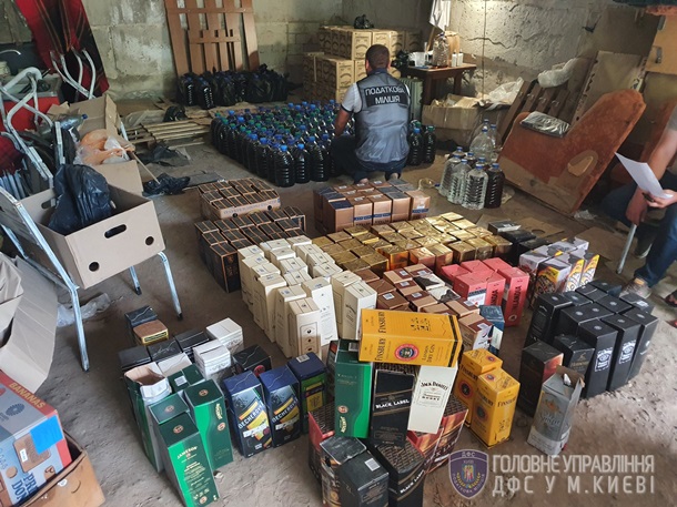 Под Киевом накрыли подпольный цех по изготовлению рома и виски