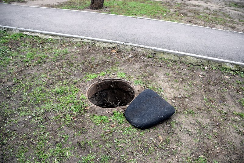 Мальчик упал в люк 