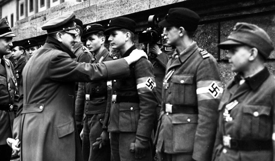 Адольф Гитлер и парни-подростки