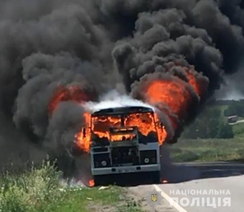 На Полтавщине на ходу загорелся пассажирский автобус