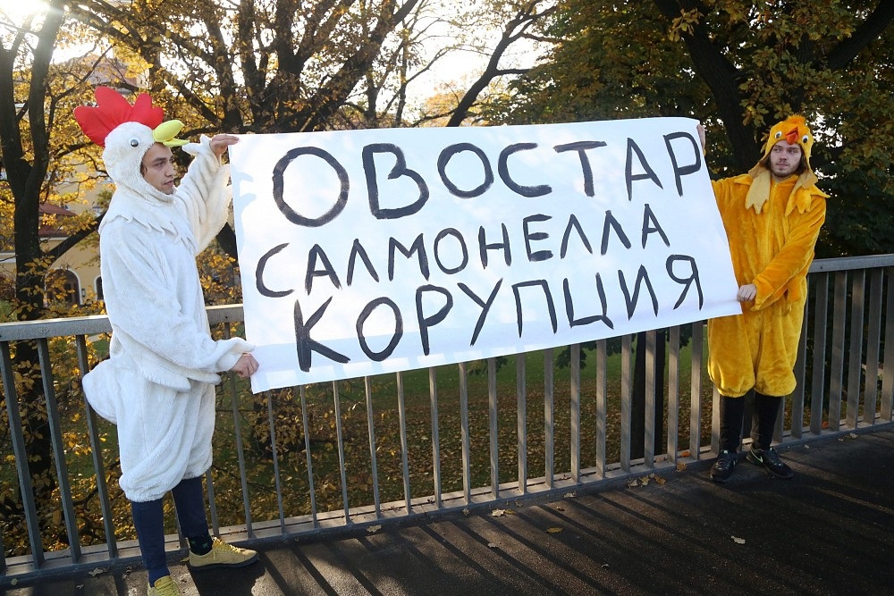 Местные жители в костюмах цыплят протестовали против производства украинских яиц в Латвии