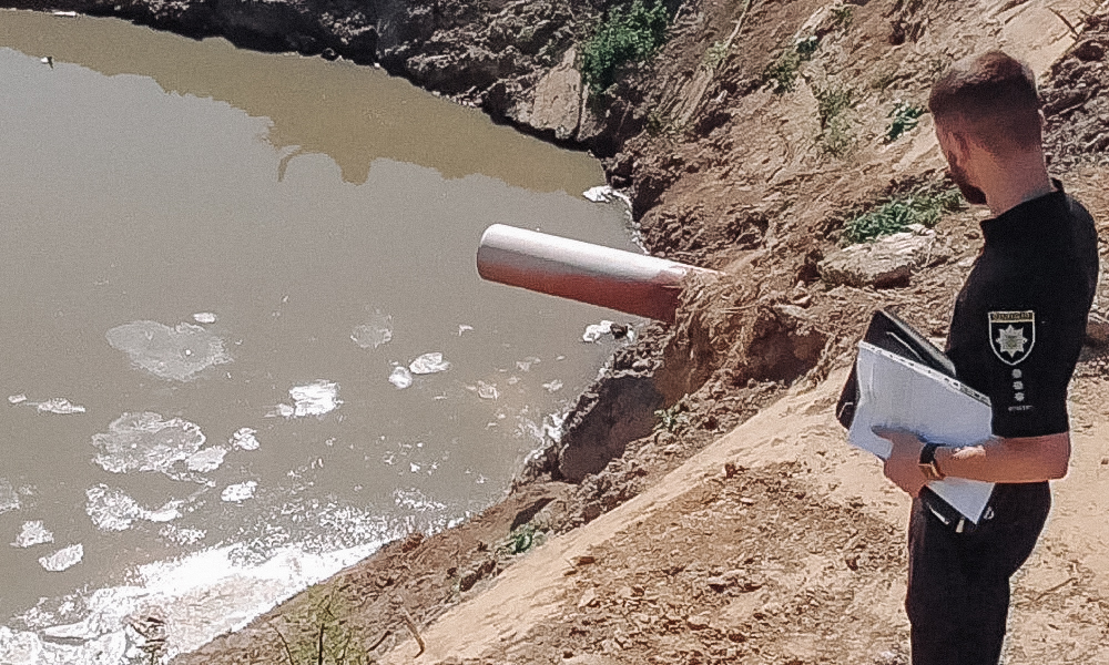 На Київщині підприємство зливало у воду небезпечні відходи