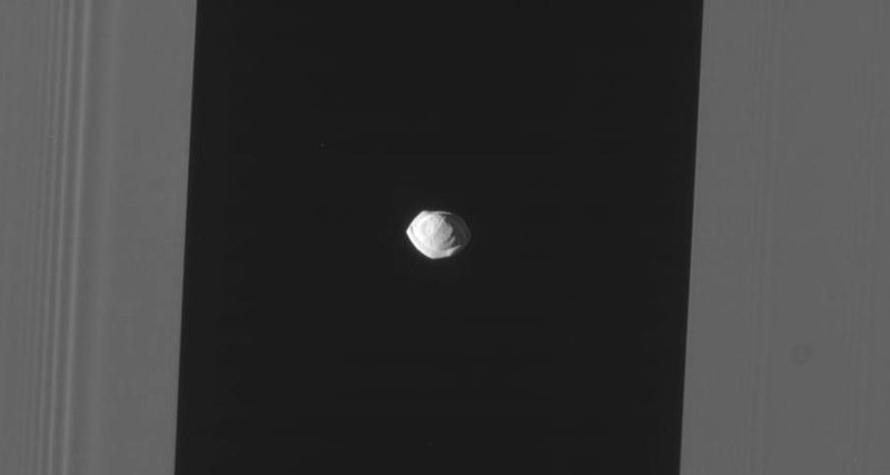 Спутник Сатурна Пан в просвете колец. NASA/JPL-Caltech/Space Science Institute