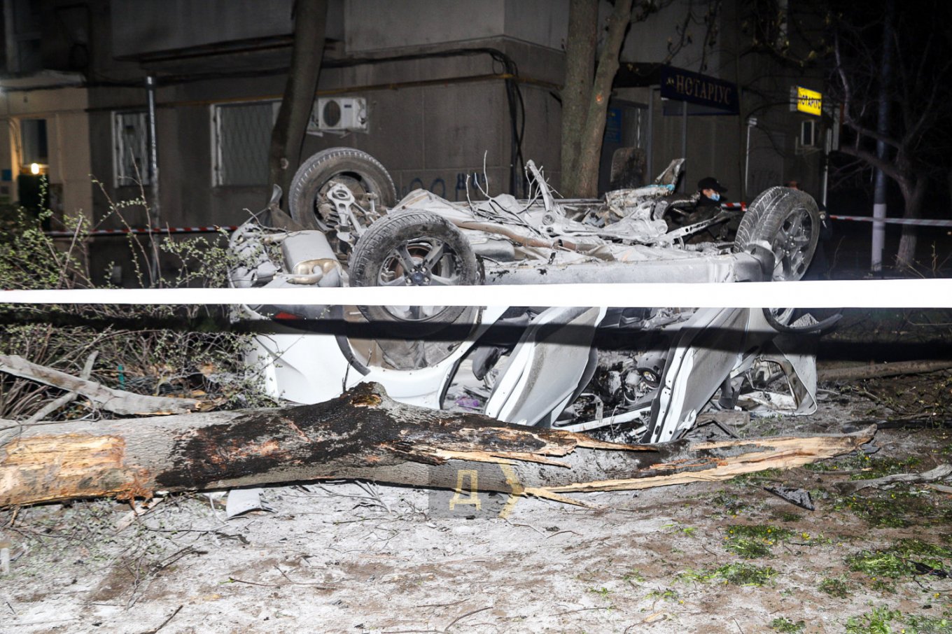 В Одессе автомобиль вылетел с дороги во двор