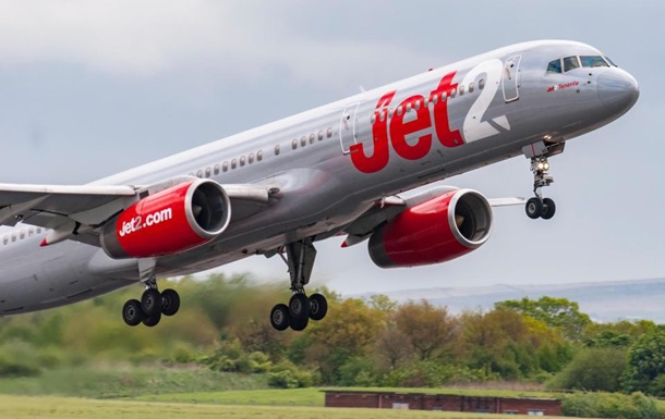 Самолет авиакомпании Jet2 экстренно сел во Франции. Фото: thesun.co.uk 
