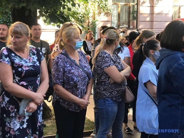 В Черновцах люди протестуют против закрытия школ и садиков на карантин