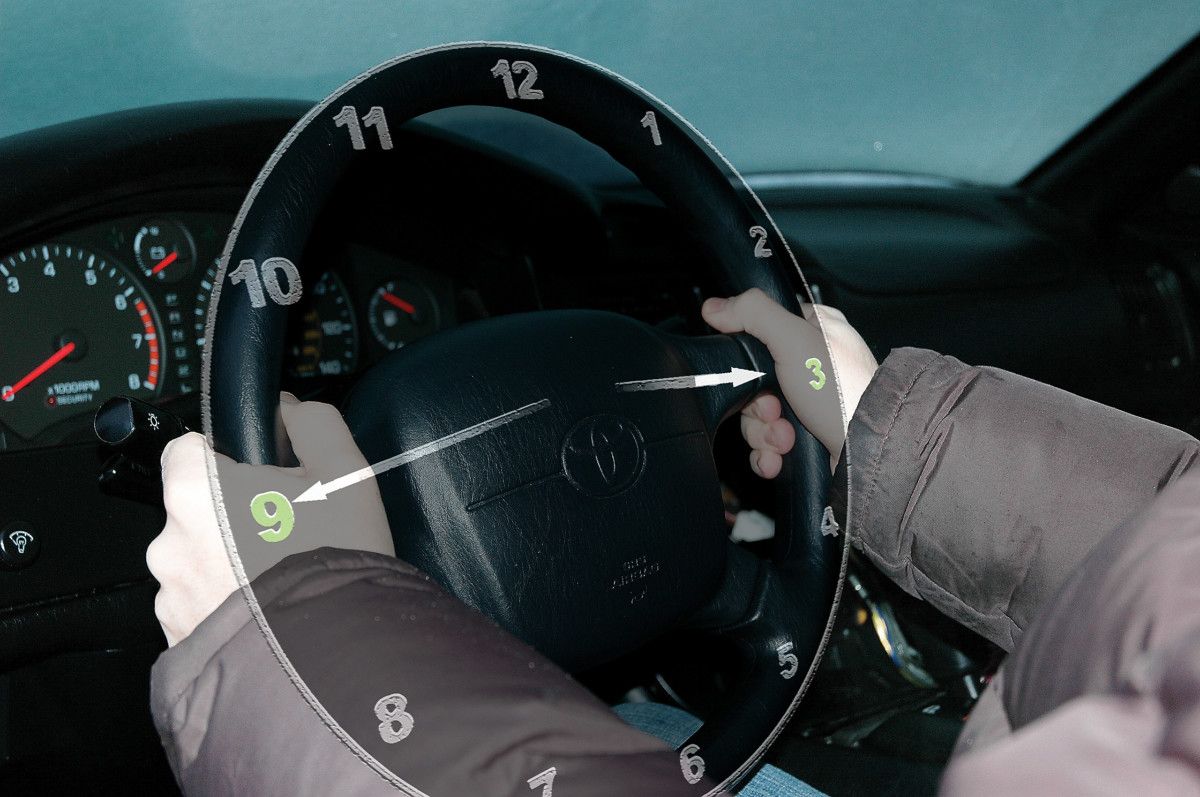 Правильный способ держать руль