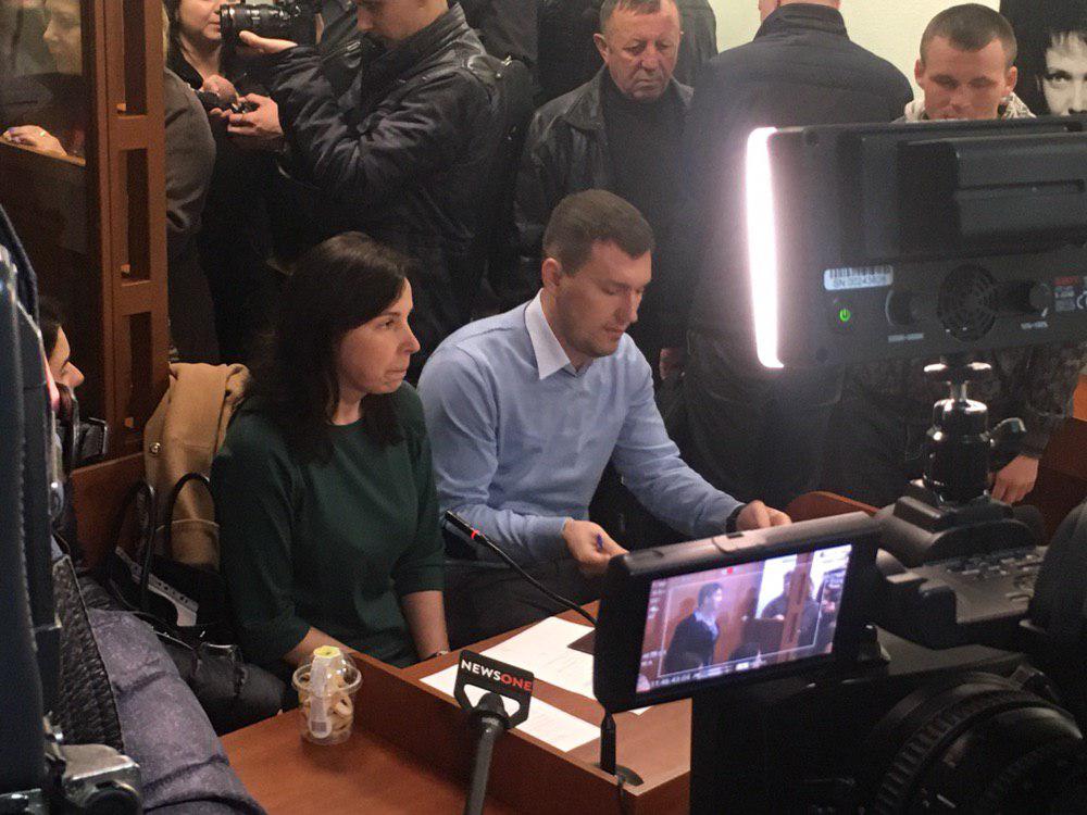 Двое бесплатных адвокатов прибыли на заседание суда