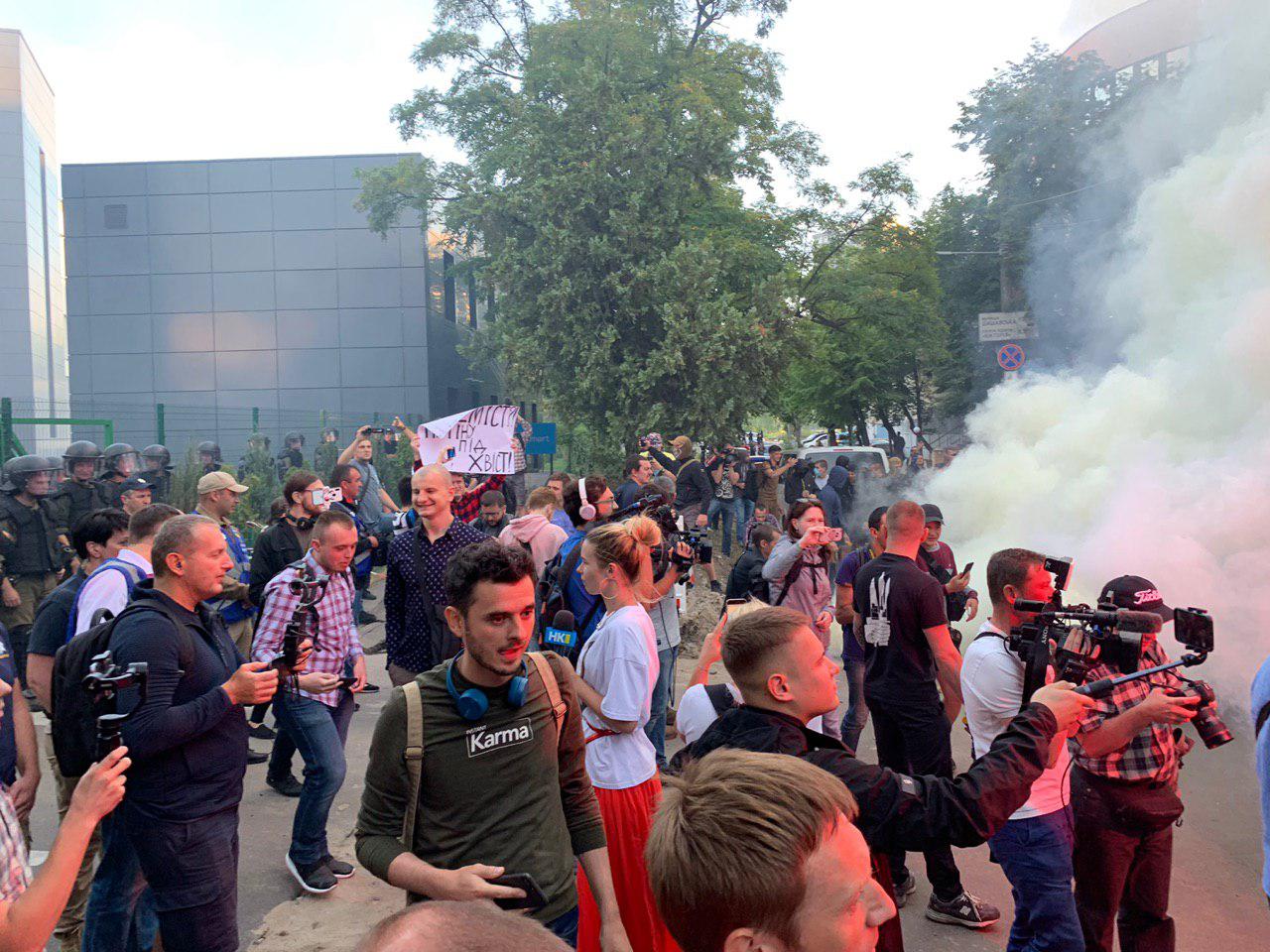 У телеканала NewsOne протестующие жгут файеры и бросают петарды