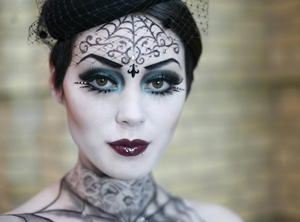 фото грима на Хэллоуин (рисунки на коже в виде паутины)