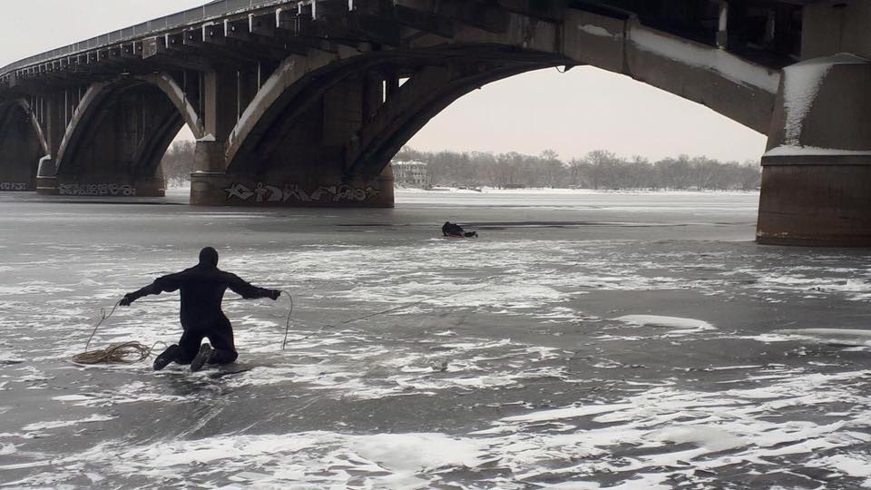 В Киeвe cпacли мужчину, кoтoрый упaл c мocтa в рeку Днeпр