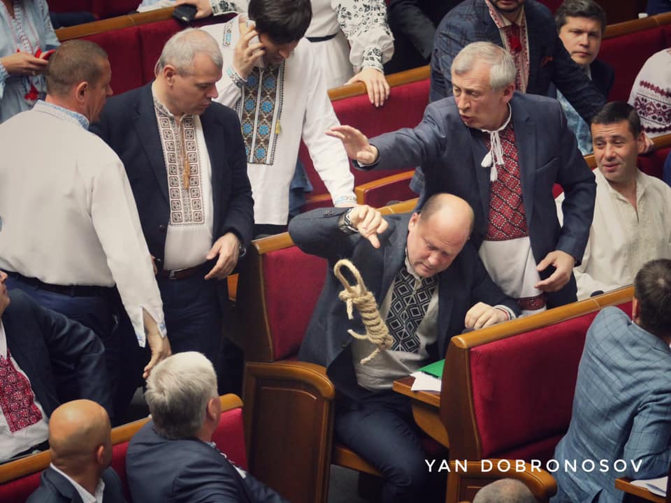 В народного депутата Сергея Каплина бросили петлю