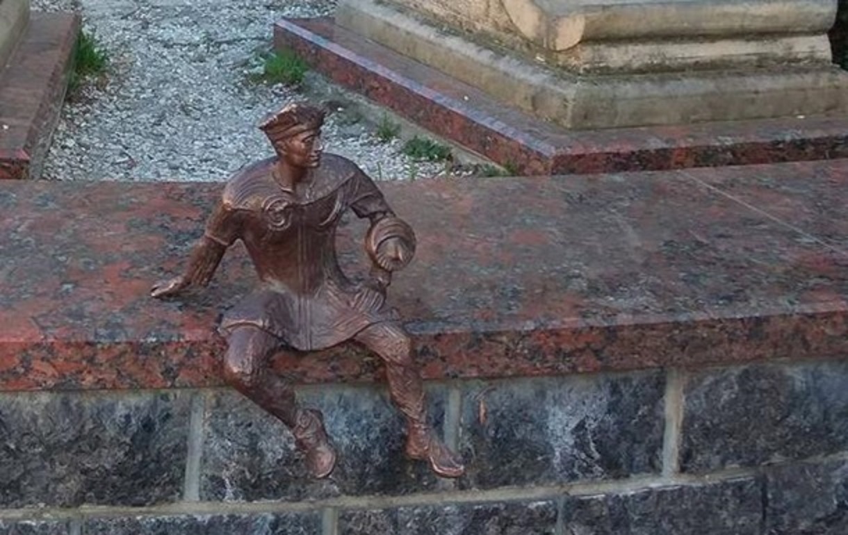 Скульптура кликуна изготовлена из бронзы, ее стоимость  – 25 тысяч гривен