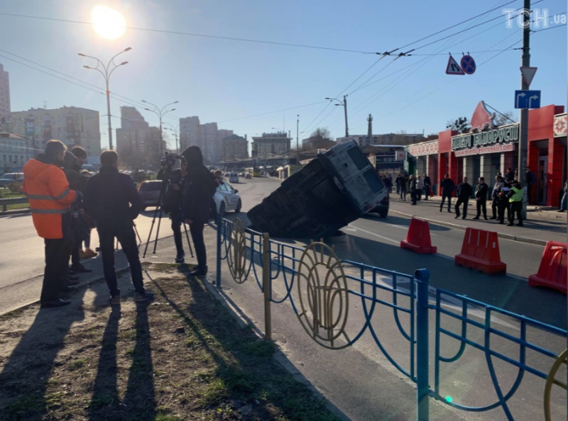 В Киеве микроавтобус провалился под асфальт