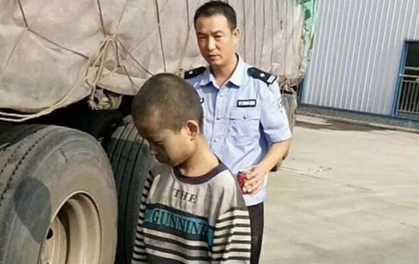 Мальчик провел восемь часов под кузовом авто (фото: scmp.com)