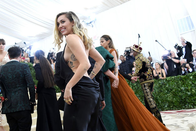 Майли Сайрус в Киеве поела борща и сняла клип