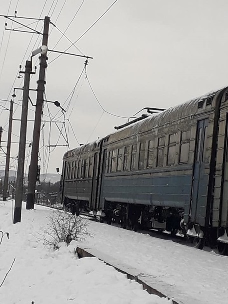 На электричку в Закарпатье упал высоковольтный кабель