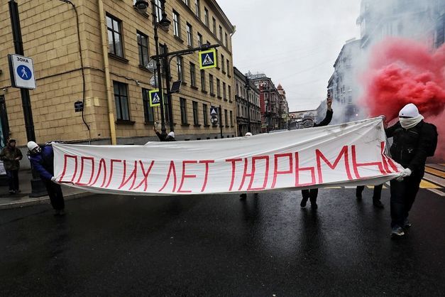 Активисты растянули баннер Долгих лет тюрьмы в день рождения Путина