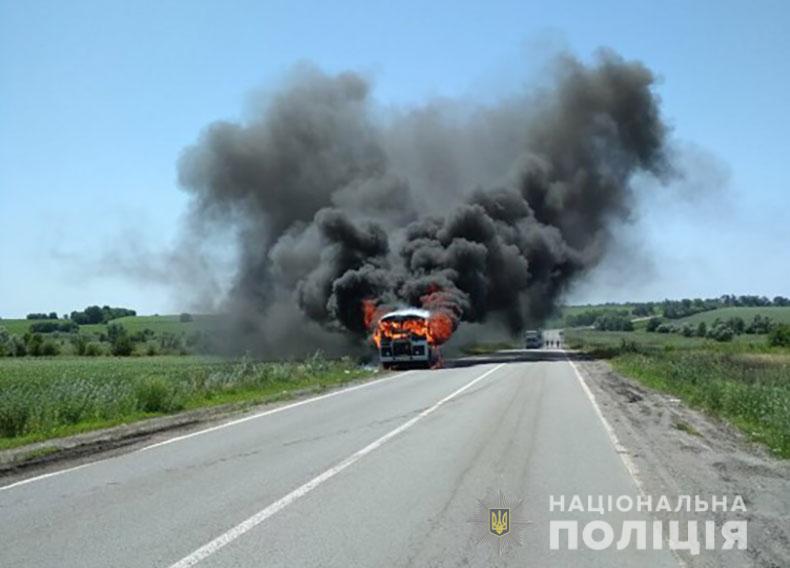 На Полтавщине на ходу загорелся пассажирский автобус