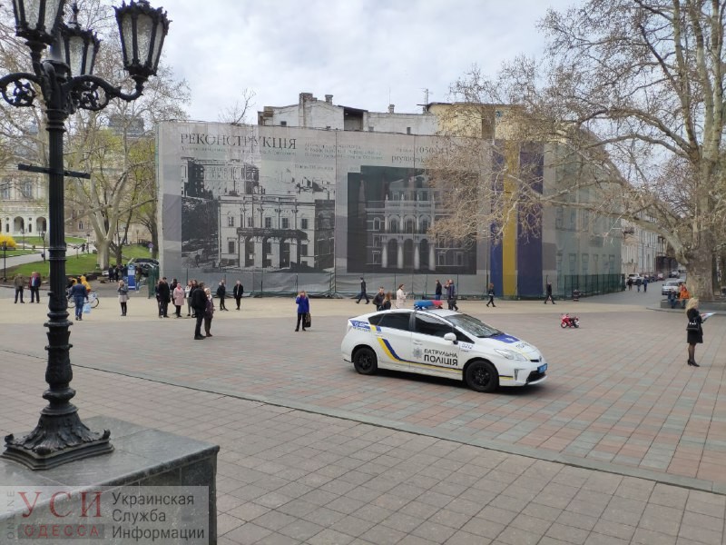 Из мэрии Одессы эвакуируют людей из-за сигнала о минировании. Фото: УСИ