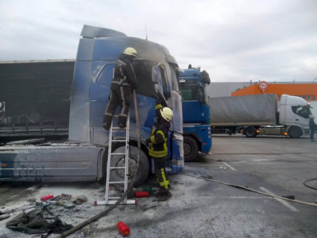 Под Киевом загорелась фура