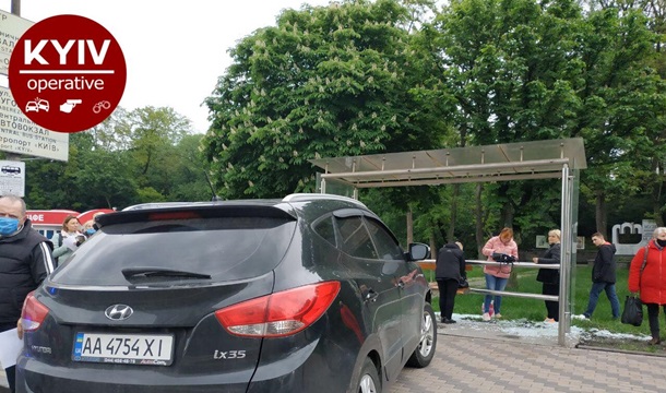 В Киеве автомобиль на скорости врезался в остановку
