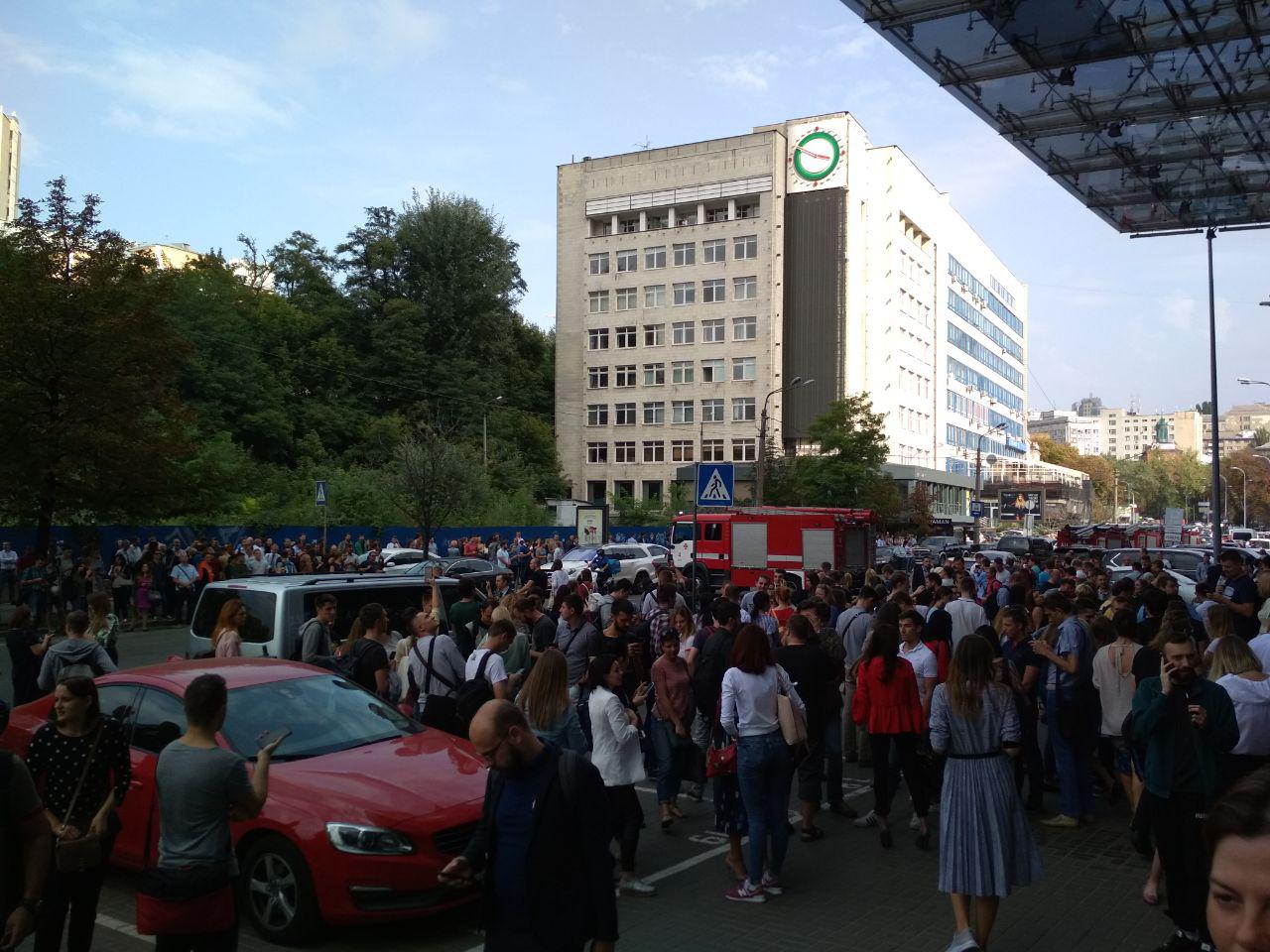 Задымление части бизнес-центра произошло из-за короткого замыкания в одном из автомобилей