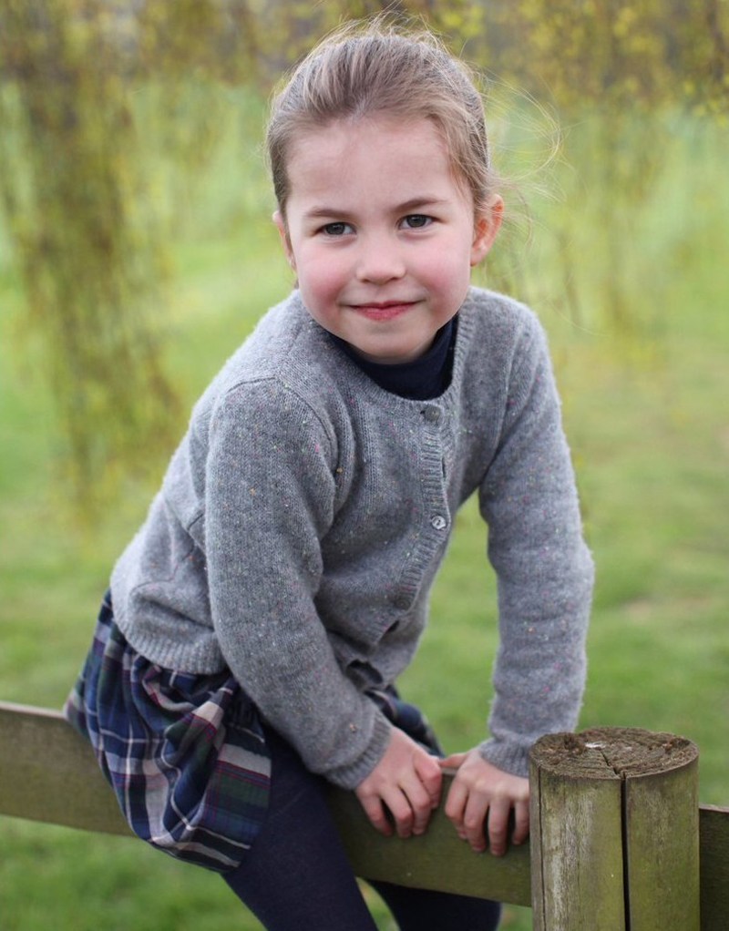 Кейт Миддлтон опубликовала новые фотографии принцессы Шарлотты