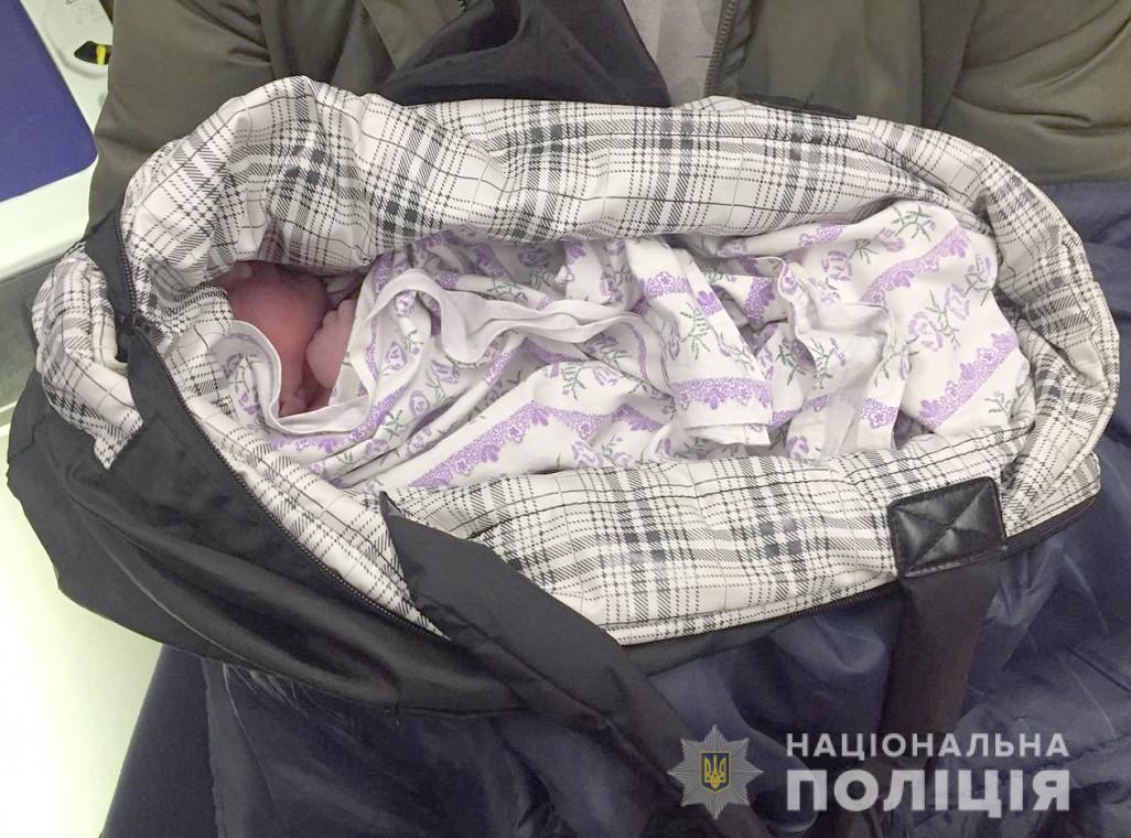 Сумку, в которой лежал новорожденный мальчик, нашли случайные прохожие