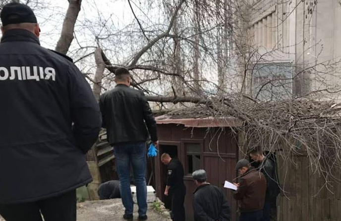 В Николаеве обнаружили труп мужчины, который несколько дней пролежал в сарае 