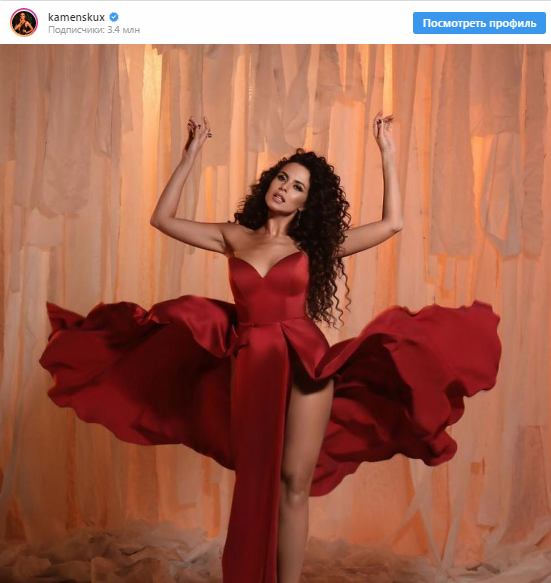 Настя Каменских в откровенном наряде привела фанов в восторг