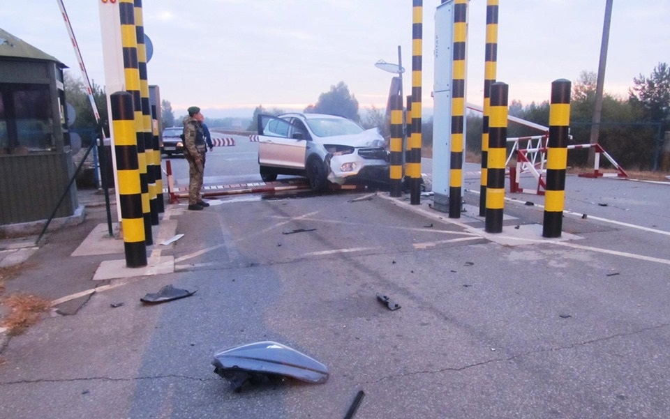 Мужчина разбил защитную стойку контрольно-пропускного пункта