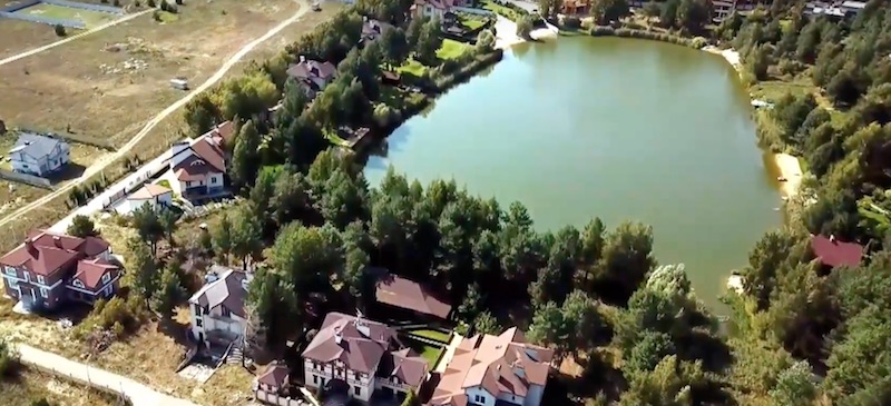 участок с озером и домом Вячеслава Непопа, директора КП 