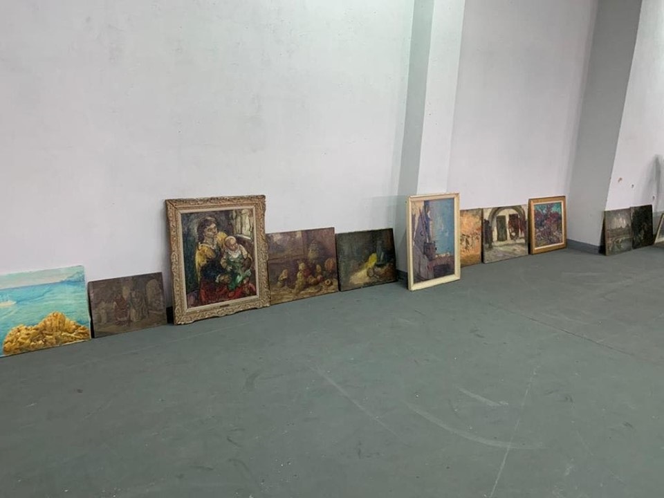 Столичные таможенники задержали грузовик с 98 старинными полотнами