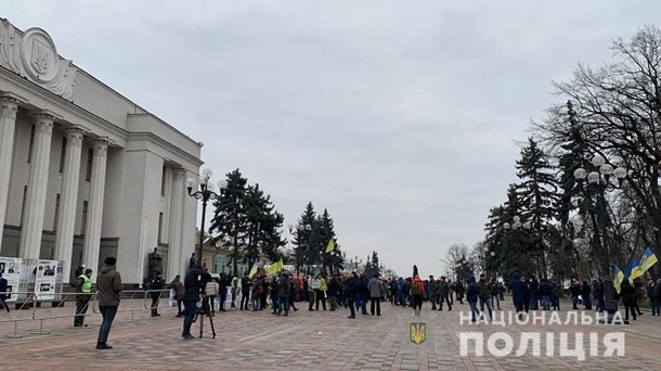 В центре Киева протестующие перекрыли движение 