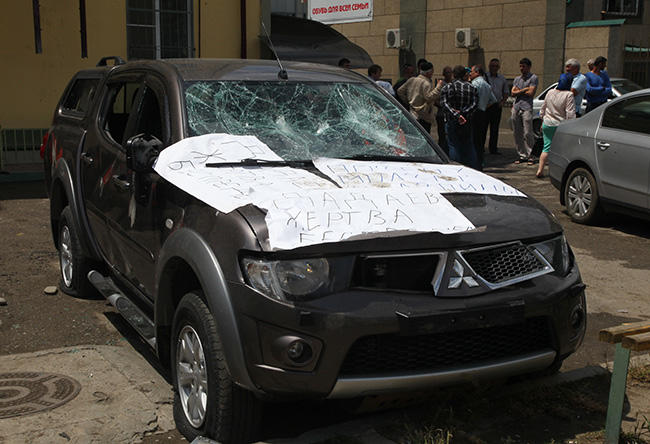 Разбитый автомобиль возле офиса «Комитета против пыток». Грозный, 3 июня 2015-го Фото: ТАСС / Scanpix