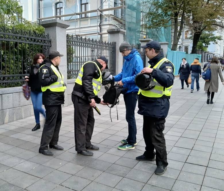 Полиция показала, как досматривала людей на подходе к акции