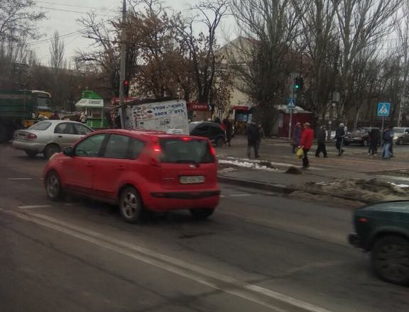Киоск выпал из грузовика на легковушку. Фото с Viber-канала 
