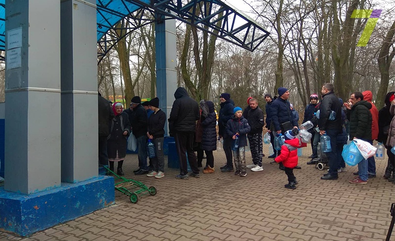 Очереди к бювету в Одессе из-за отключения воды