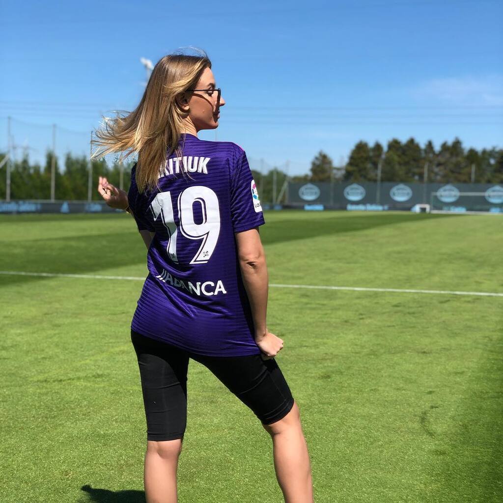 Леся Никитюк заинтриговала образом футбольной фанатки
