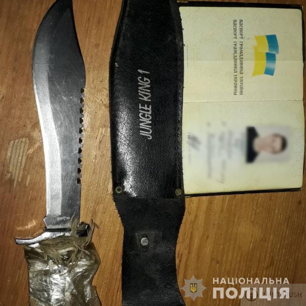 Мужчина с ножом и молотком набросился на полицейских