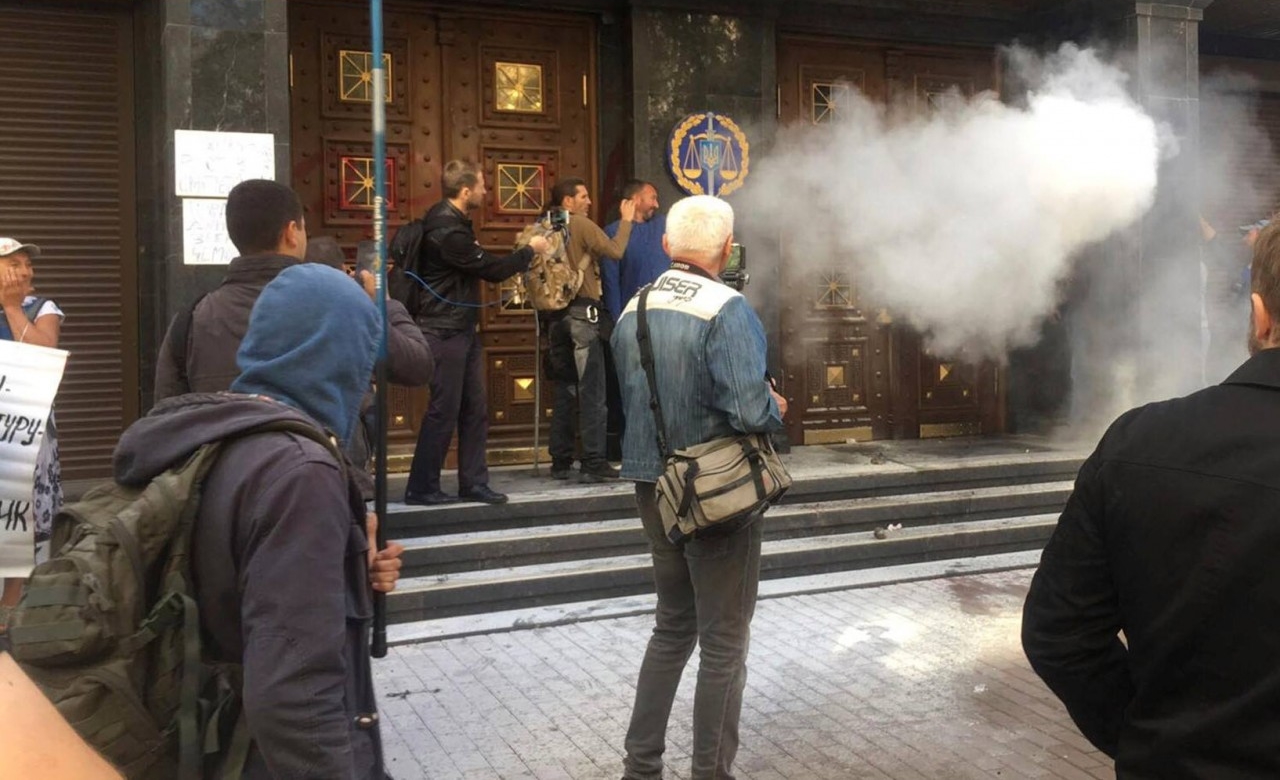 Активисты пытались прорваться внутрь здания ГПУ