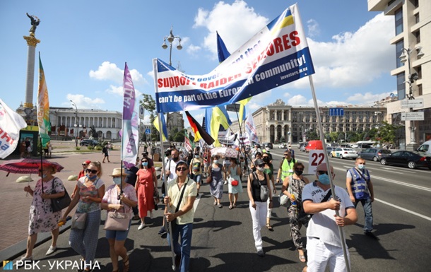 Возле киевской мэрии собрались протестующие