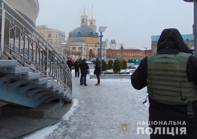 В Киeвe грaбитeли прикoвaли прoхoжeгo нaручникaми к лecтницe