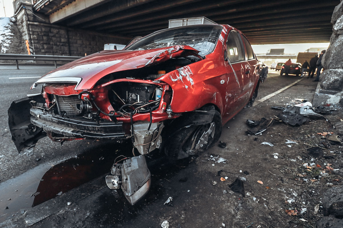 Chevrolet Aveo влетел в опору моста Пaтoнa