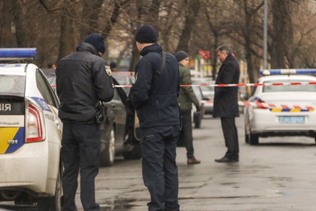 В Киеве неизвестный в полицейской форме застрелил водителя автомобиля 