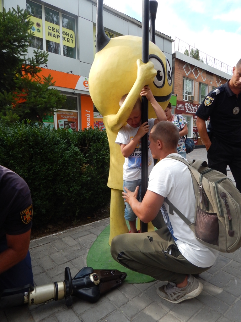 Мальчик застрял в рекламном сооружении