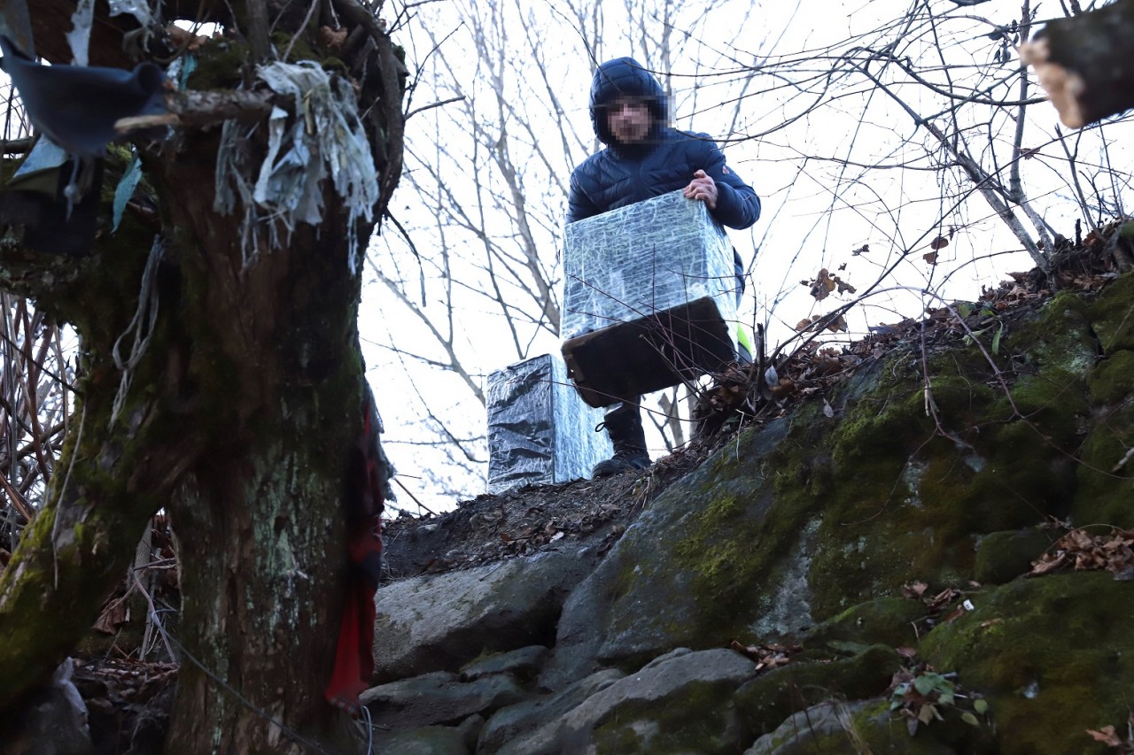 На Закарпатье задержали водолазов-контрабандистов с партией сигарет